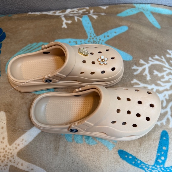 Khaki Casual Clogs with decorative charms/Jibbitz~Size 8-8.5 or 40-41~NEW - Picture 12 of 16